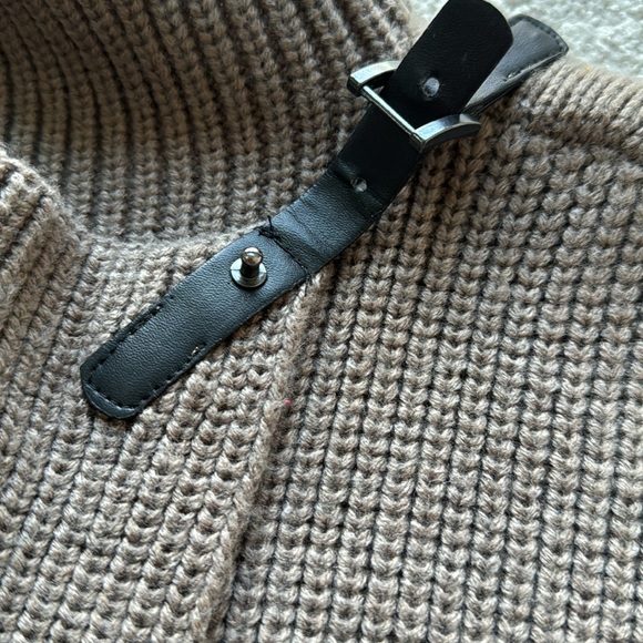 Ellen Tracy brown long sleeves front hooked by neck sweater - Picture 4 of 8